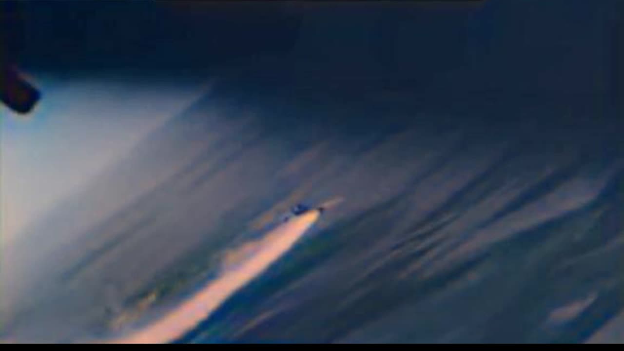 1944 ME 262 intercepted midair ✈️ Jet targeted by pursuing fighter 🚀 #Colourized