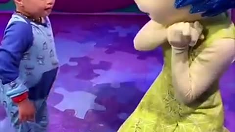 Little boy with special needs made a new best friend at Disney World ❤️