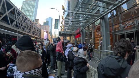 New Yorkers honor Palestinian journalist Hossam Shabat in front of The New York Times.