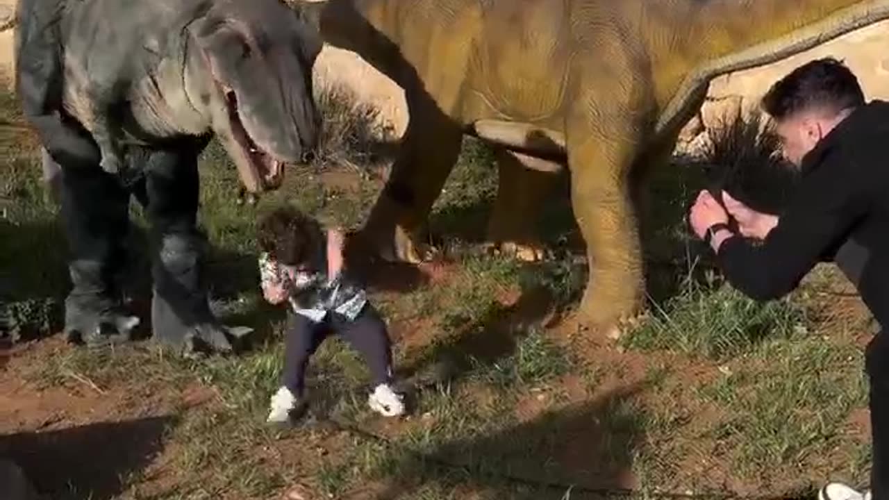 😱Scared Child meets a Dinouser leaving her Crying😱😱😂