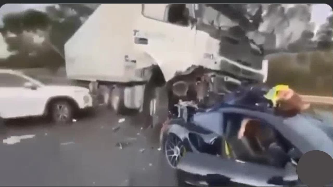 Aussie Man only serves 10 months for taunting dying police after highway accident