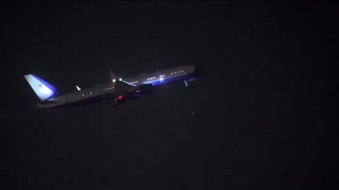 Tổng thống Trump đã cất cánh trên chuyên cơ Air Force One, bay thẳng đến Florida!