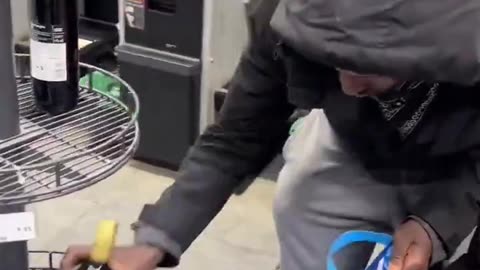 Blacks looting London