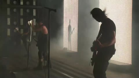 The Hand That Feeds - Nine Inch Nails (live)