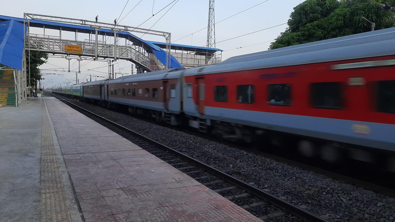 Sealdah Duronto at full speed