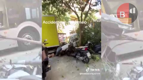 Un bus descontrolado arrasa con coches y motos en el Carmel