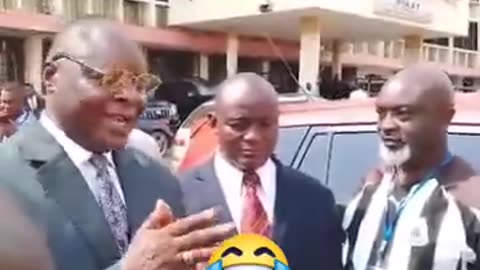 Paul Atanga Nji se voit déjà président du Cameroun hein! La terre est sale🤣🤣🤣🤣