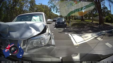 Aussiecams - Just where was this Navara driver looking? Heavy collision *warning may distress*