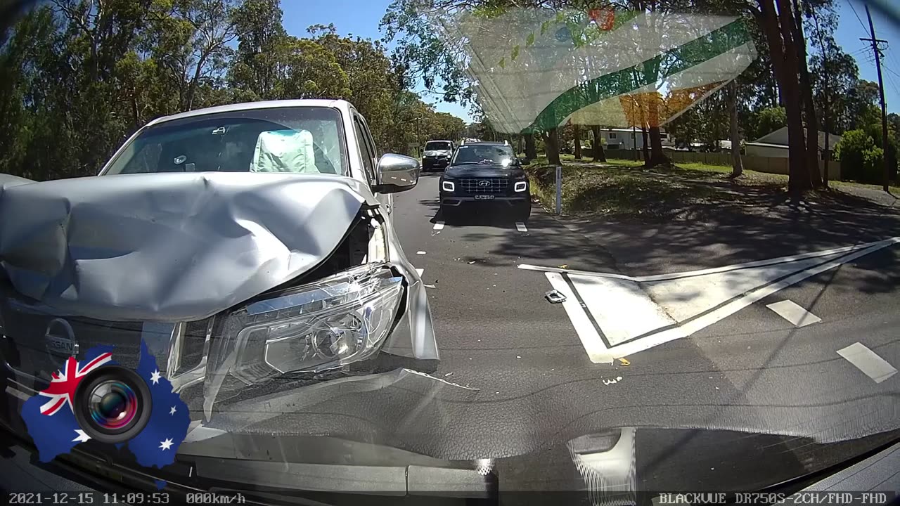 Aussiecams - Just where was this Navara driver looking? Heavy collision *warning may distress*
