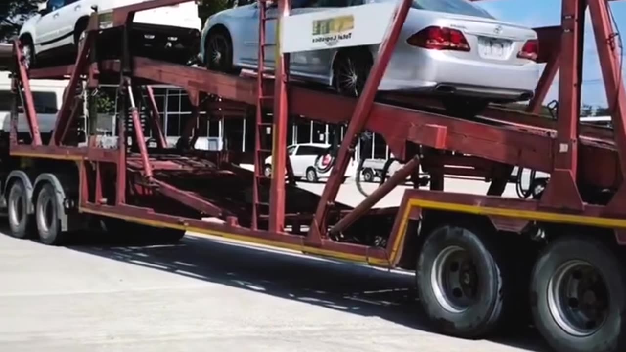 Unlock the Secrets: How Cars Are Expertly Loaded on an Open Trailer! 🚗💨
