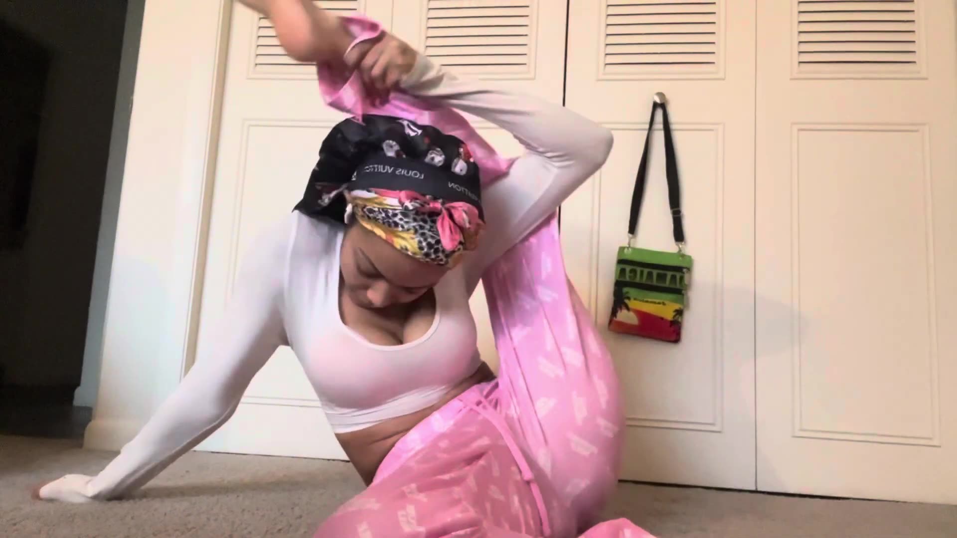 Imanii Bends - Relaxing Yoga + Stretching Legs Behind Head | Day 11