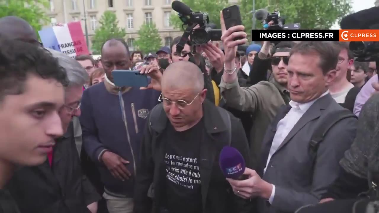 Les Musulmans ont peur" : Jean-Luc Mélenchon prend dans ses bras une femme en larmes