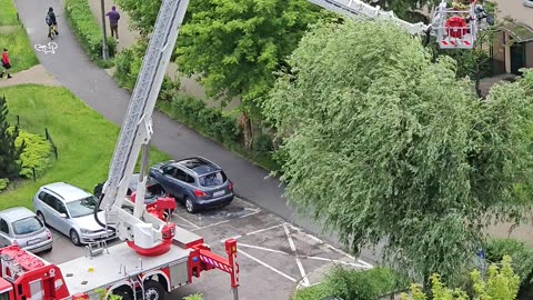 Niebezpiecznie nad drogą rowerową [Rolka]