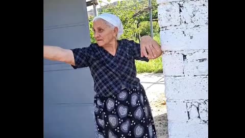 86 lat w Albanii -top.
