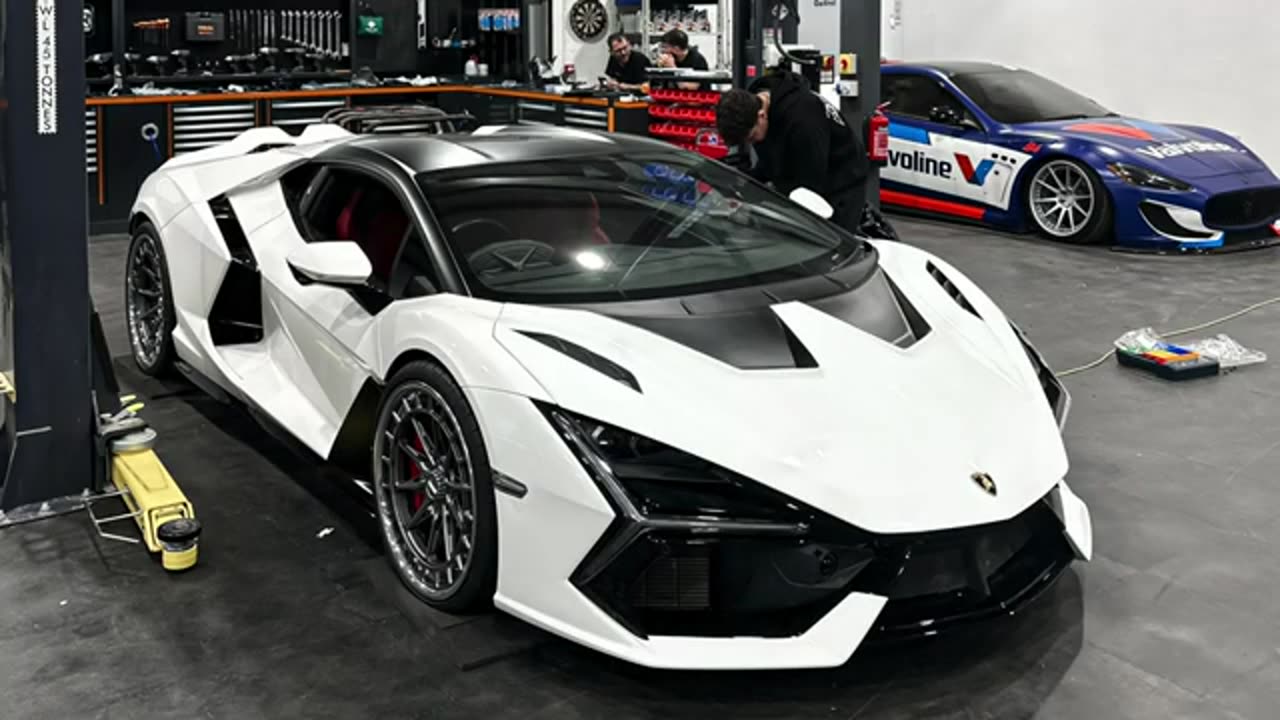 USA TRENDING SPORTS ```````£600,000 LAMBORGHINI REVUELTO BUT ITS USELESS