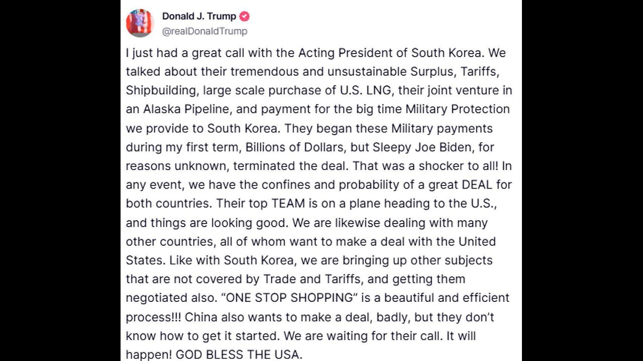 Türkische Menschen versammeln sich gegen "Diktator Erdogan".