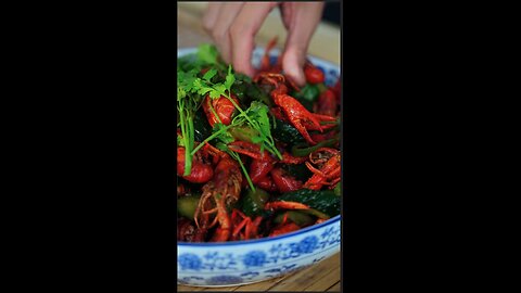 How to Cook Chinese-Style Spicy Crawfish 🦞🥢 | Easy & Tasty! #CrawfishLovers #ChineseCuisine #Sea
