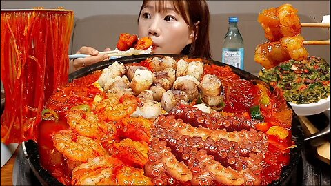Stir-fried beef intestines, octopus, and spicy shrimp ramen