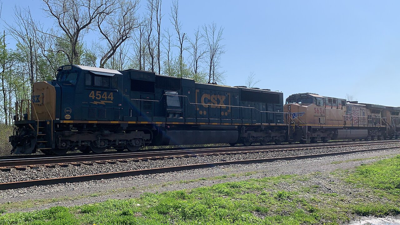 Surprise lash up with CSX Train 4544 and UP 5634 and 5661