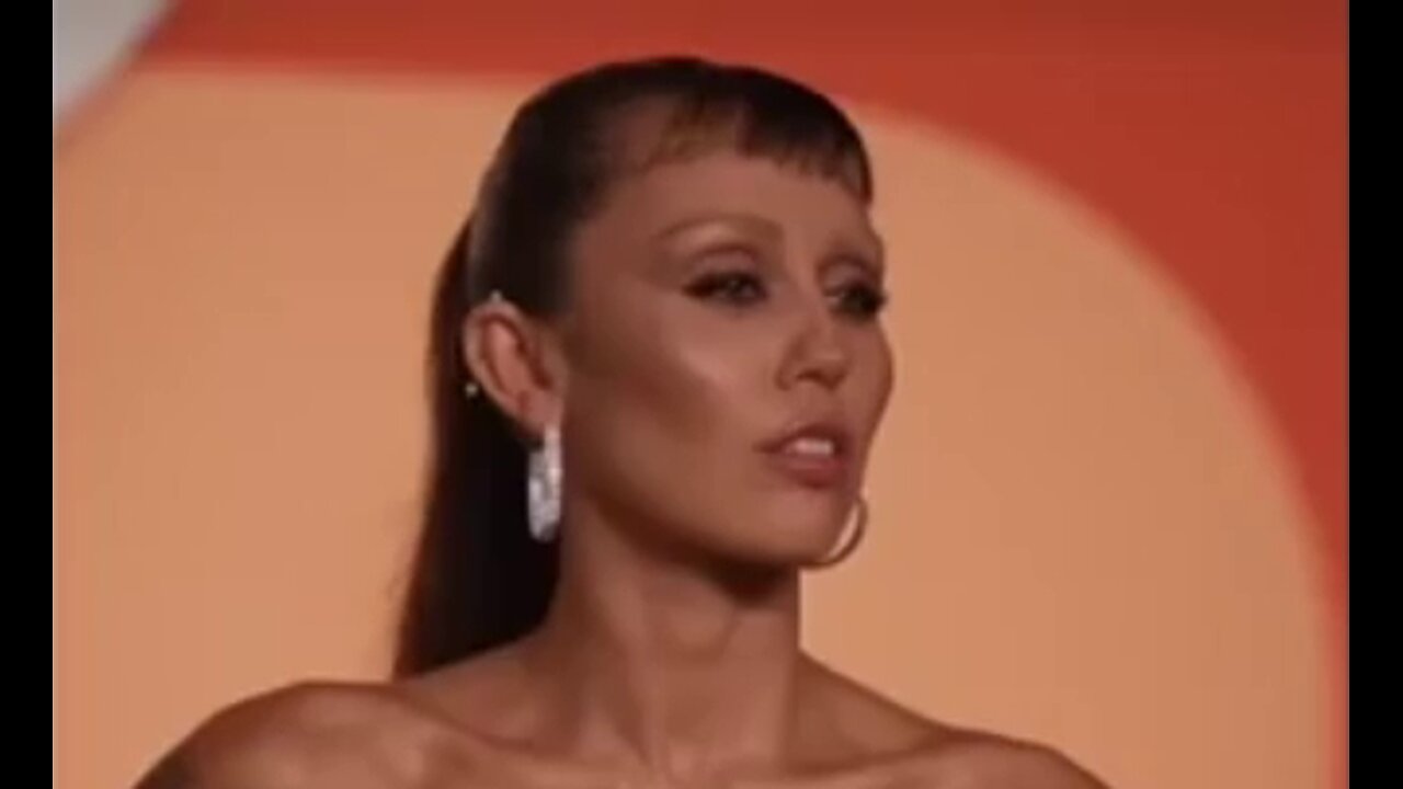 Drag queen for kids - Miley Cyrus Admits It Again - MRETV