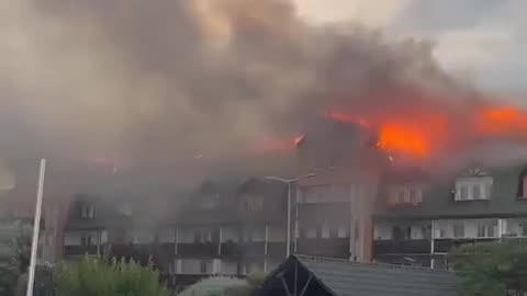 Pożar dachu budynku mieszkalnego (bloku) przy ul. Powstańców w Ząbkach.