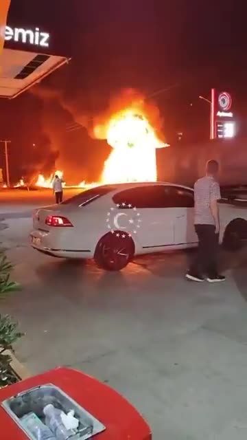 🇹🇷 A truck carrying chemicals caught fire in Samsun,