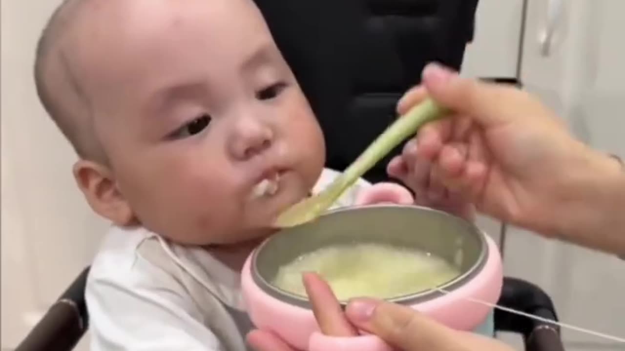 New technique unlocked to feed the babies 😂😂👌|