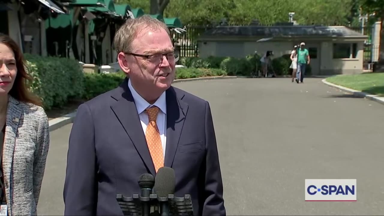 Kevin Hassett Speaks to Reporters About Tariff Policy and Federal Reserve Chair