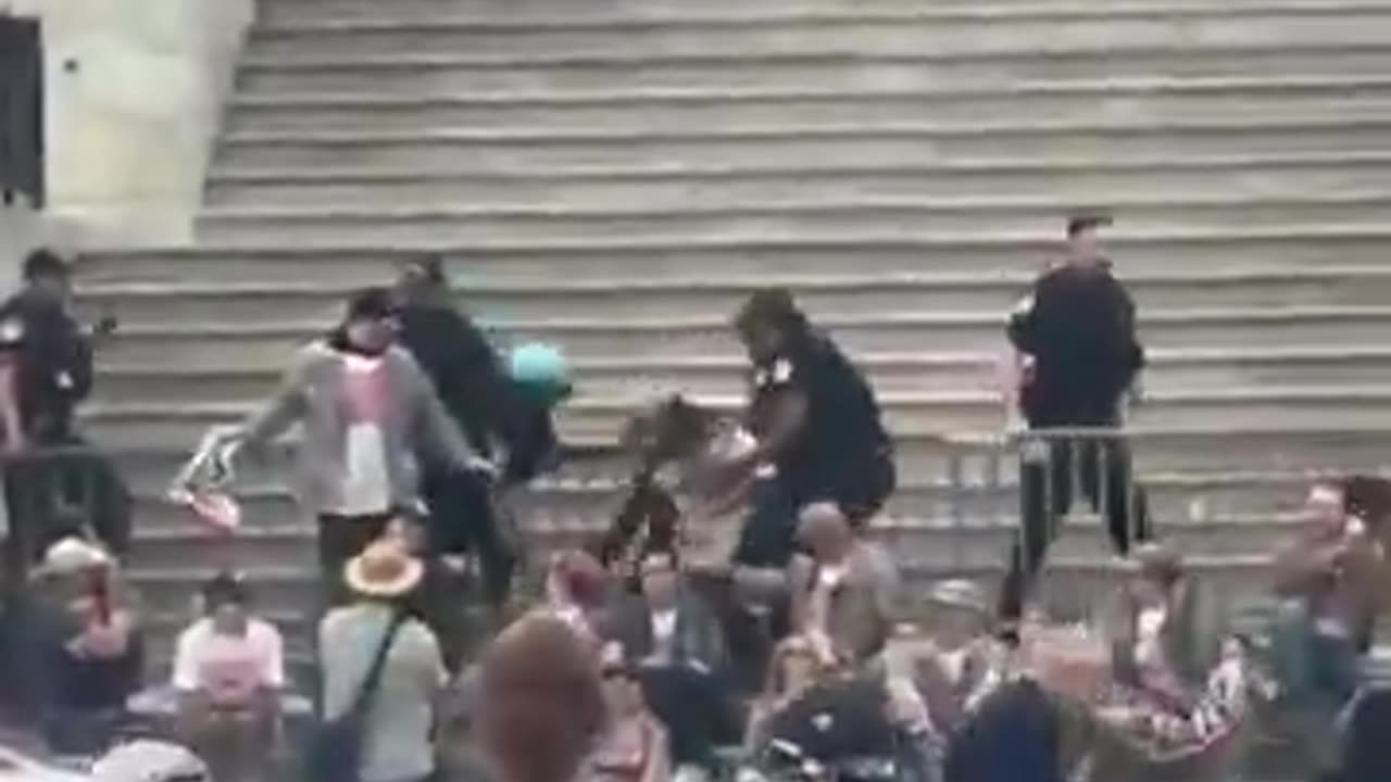 Anti-ice rioters broke through the barricades at the Capitol.