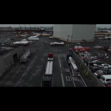 16 TRUCKS IN LINE AT PORT #ourtruckinglife #truckdriver #reallifetruckers #trucking #atruckerslife