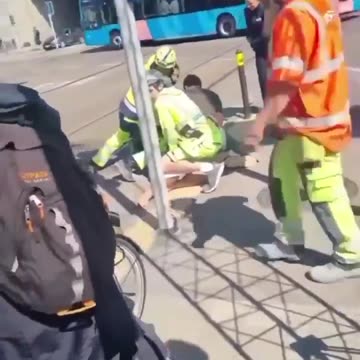 🚨FIGHT BREAKS OUT BETWEEN MIGRANT AND WORKER ⚔️