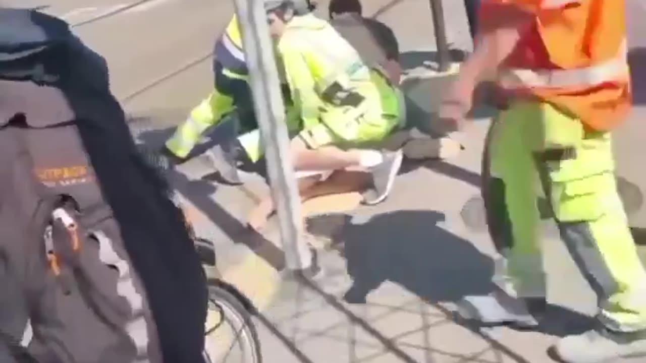 🚨FIGHT BREAKS OUT BETWEEN MIGRANT AND WORKER ⚔️