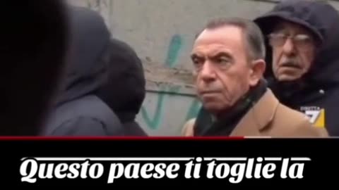 Questo paese ti toglie la tua dignità.
