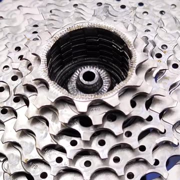 We transfer the bicycle cassette after washing