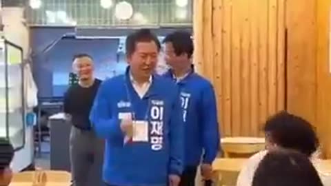 Horrible Korean lawmaker campaigning in Chinese