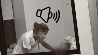 Así anima una enfermera a una anciana en un momento difícil