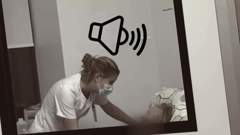 Así anima una enfermera a una anciana en un momento difícil