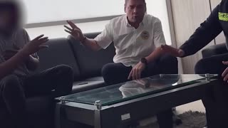 video hombre señalado