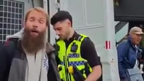 British police are now ARRESTING Christians preaching on the street for ＂hate crime＂.