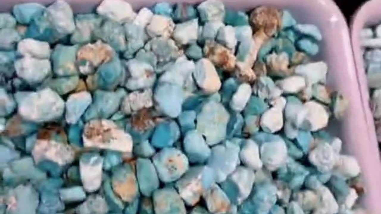250411-11 This natural raw - ore rough material has a regular shape