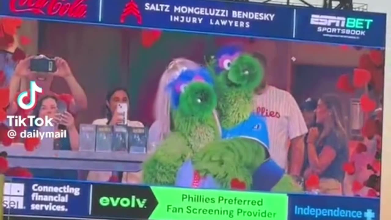 Phillies mascots Independence reenact Coldplaygate