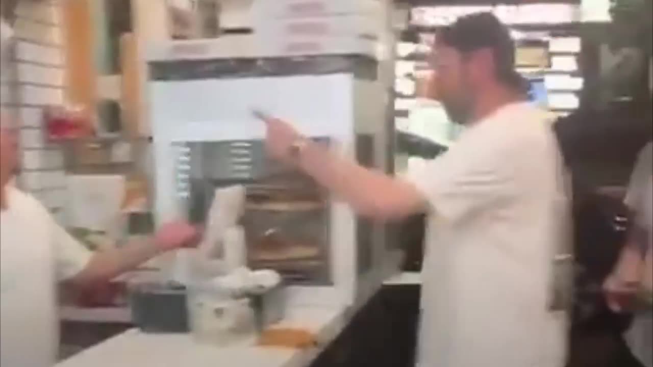 Empleado arroja pizza a cliente agresivo en local de EE.UU.