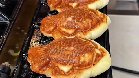 Making crossent taiyaki