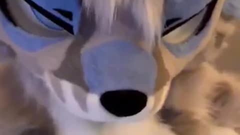 Furry mostrando suas patas. OwO