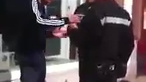 Younes ouaali pakt bril af van parkeerwachter