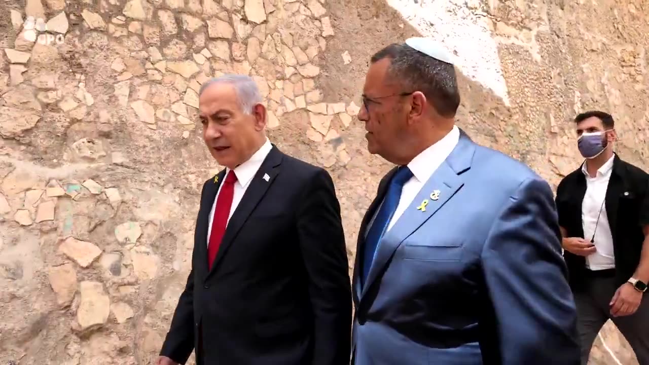 ראש הממשלה בנימין נתניהו הגיע יחד עם ראש העיר ירושלים, משה ליאון, לבריכת ממילא