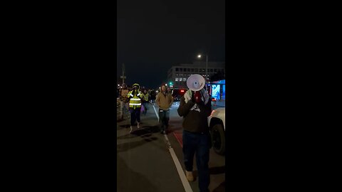 👮‍♂️ 🇺🇸 🇲🇽 Anti-ICE protesters wave Mexican flags in Washington DC