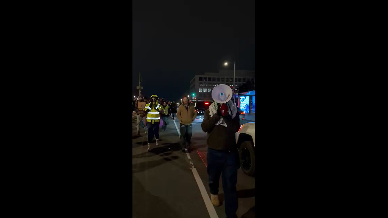 👮‍♂️ 🇺🇸 🇲🇽 Anti-ICE protesters wave Mexican flags in Washington DC