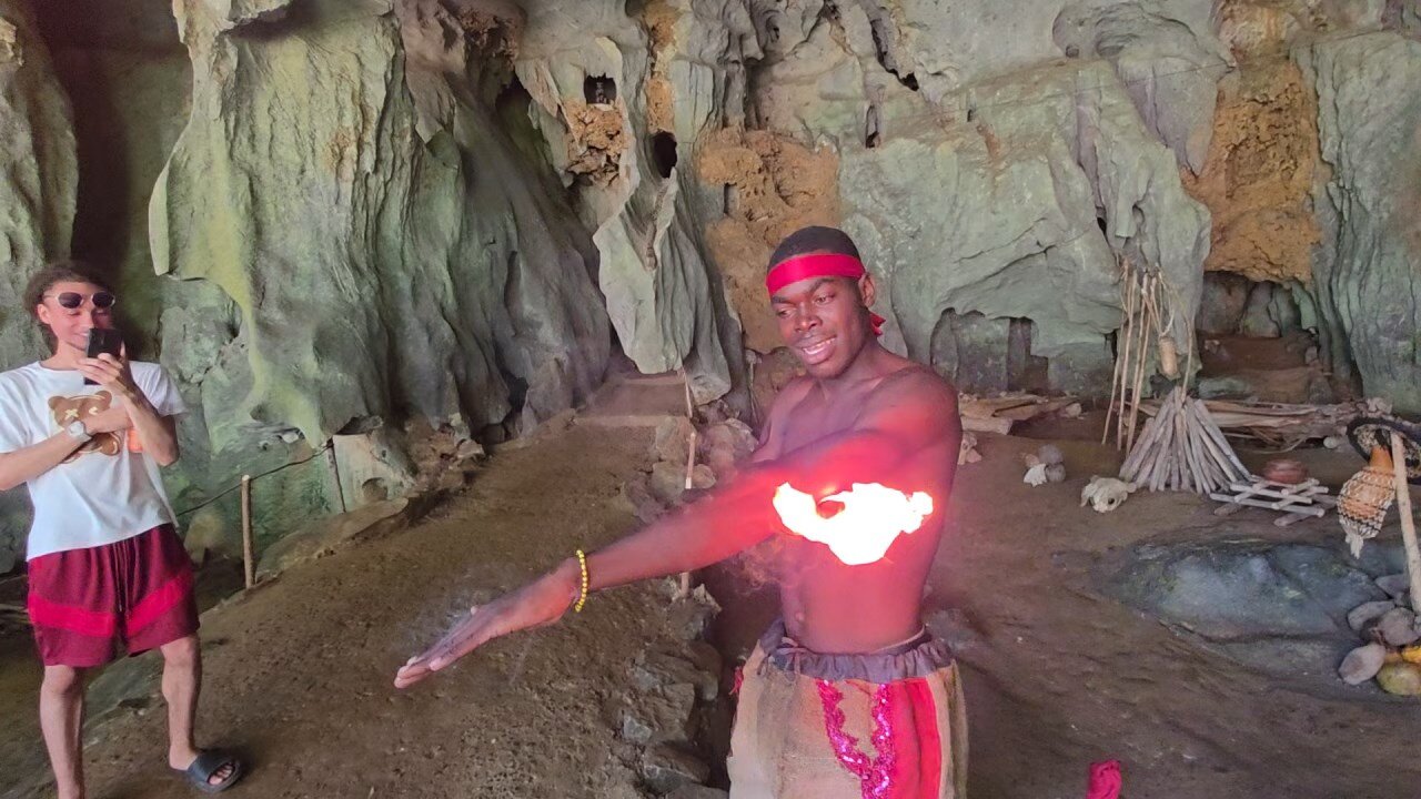 Pensamos que era una simple cueva de turistas... ¡Y nos encontramos con ESTO!