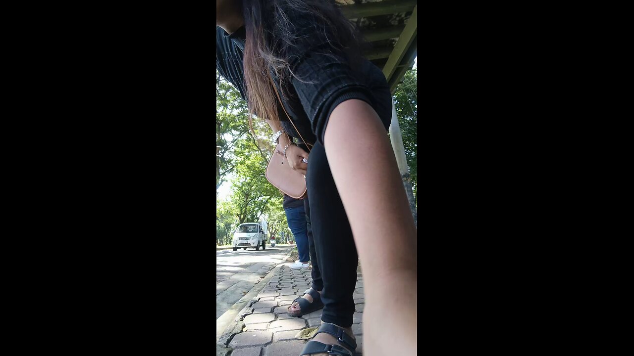 Tiktok while waiting a buss